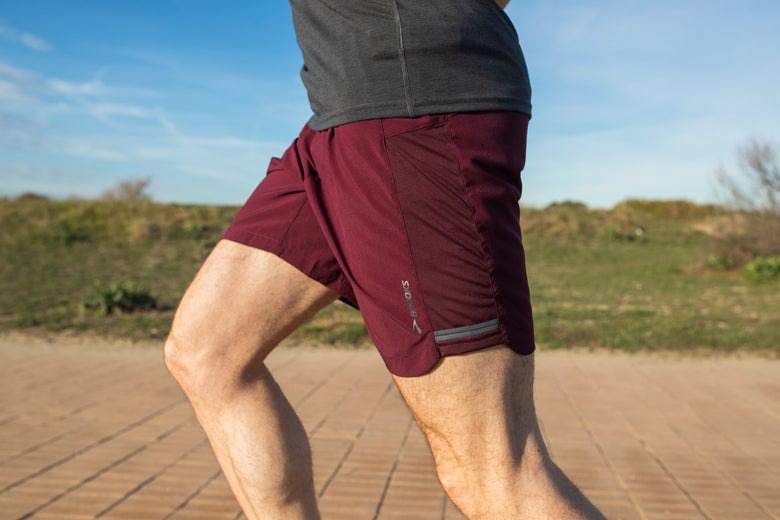 What are the key features to look for in shorts de corrida?